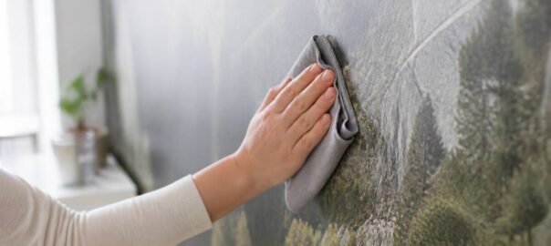Voorzichtig fotobehang schoonmaken met een microvezeldoek